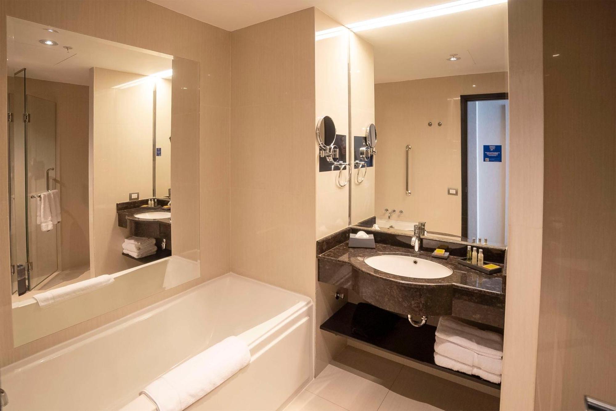 Doubletree By Hilton Trujillo Hotell Encalada Exteriör bild