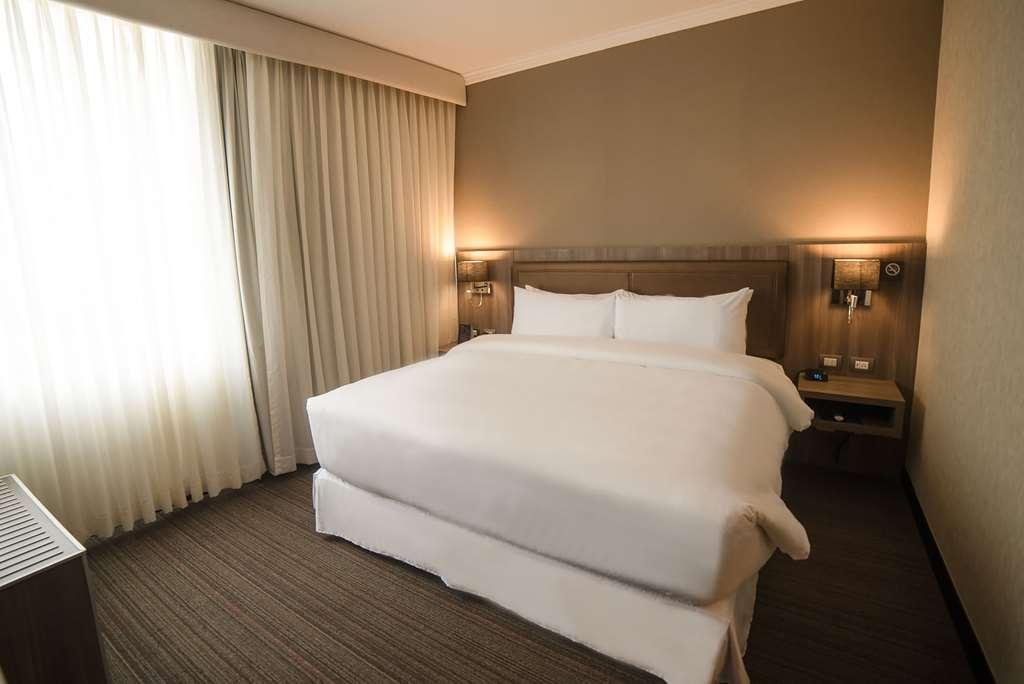 Doubletree By Hilton Trujillo Hotell Encalada Rum bild